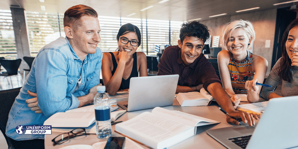 Studenti del Master in Risorse Umane impegnati in studio e lavoro di gruppo