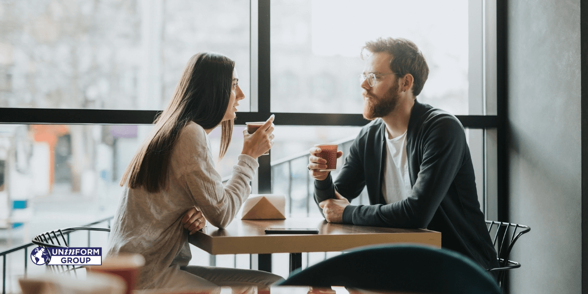 Recruiter e candidato durante un colloquio informale per entrare nelle risorse umane senza esperienza