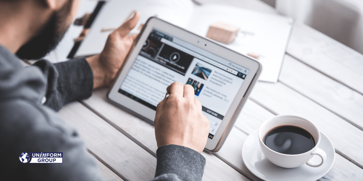 Studente che consulta contenuti online su tablet per master in marketing digitale.