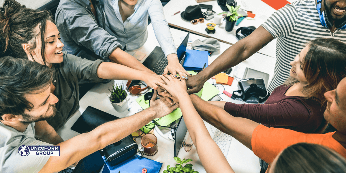 Team di lavoro con mani unite simbolo di collaborazione nelle risorse umane