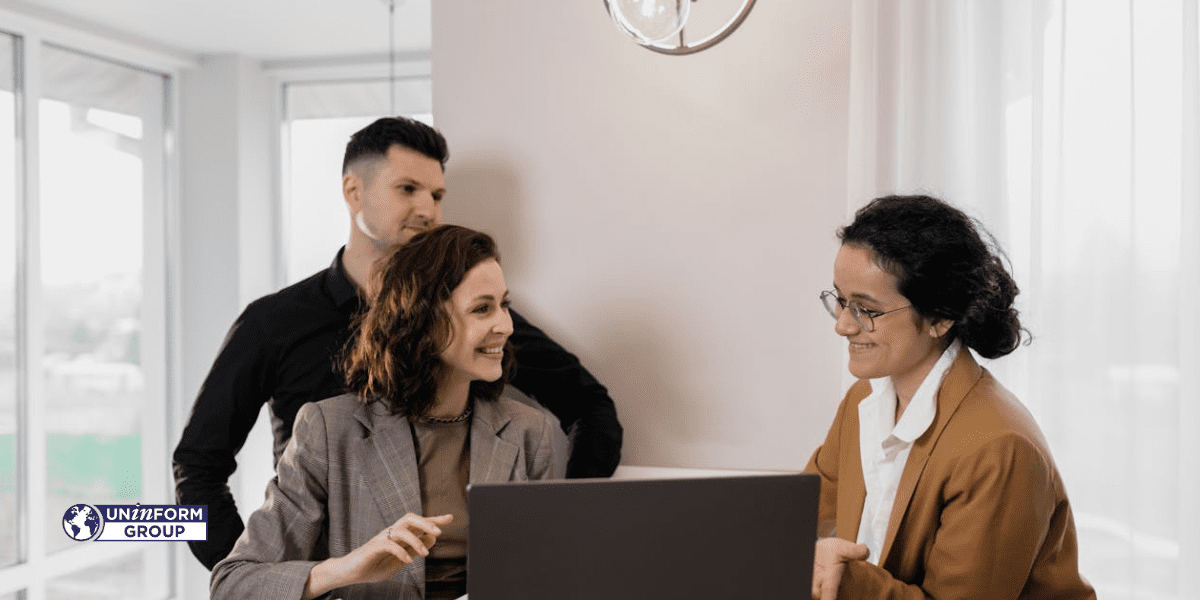 Team HR che analizza dati e curriculum su laptop nel 2026