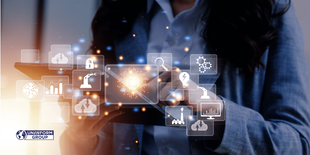 Utilizzo di intelligenza artificiale e automazione nel marketing digitale su tablet con icone tecnologiche.