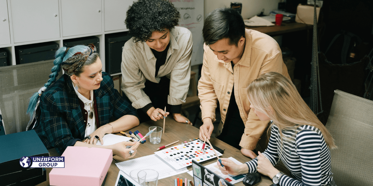 Gruppo di professionisti che pianifica strategia di content marketing e comunicazione digitale.