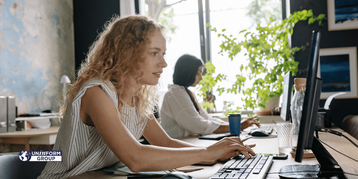 ue professioniste che lavorano al computer in un ufficio moderno ottimizzando i processi aziendali con software di Intelligenza Artificiale.